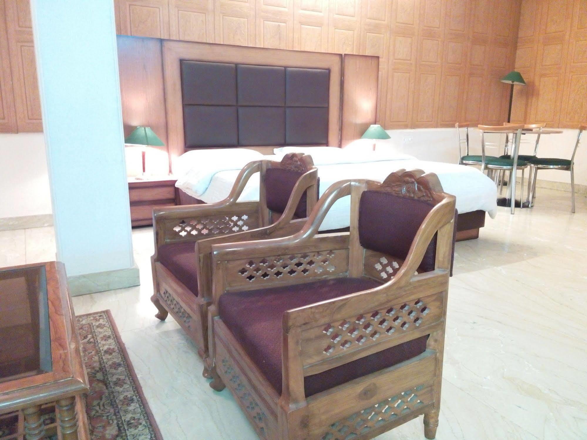 Hotel Queens Residency Gurgaon Extérieur photo