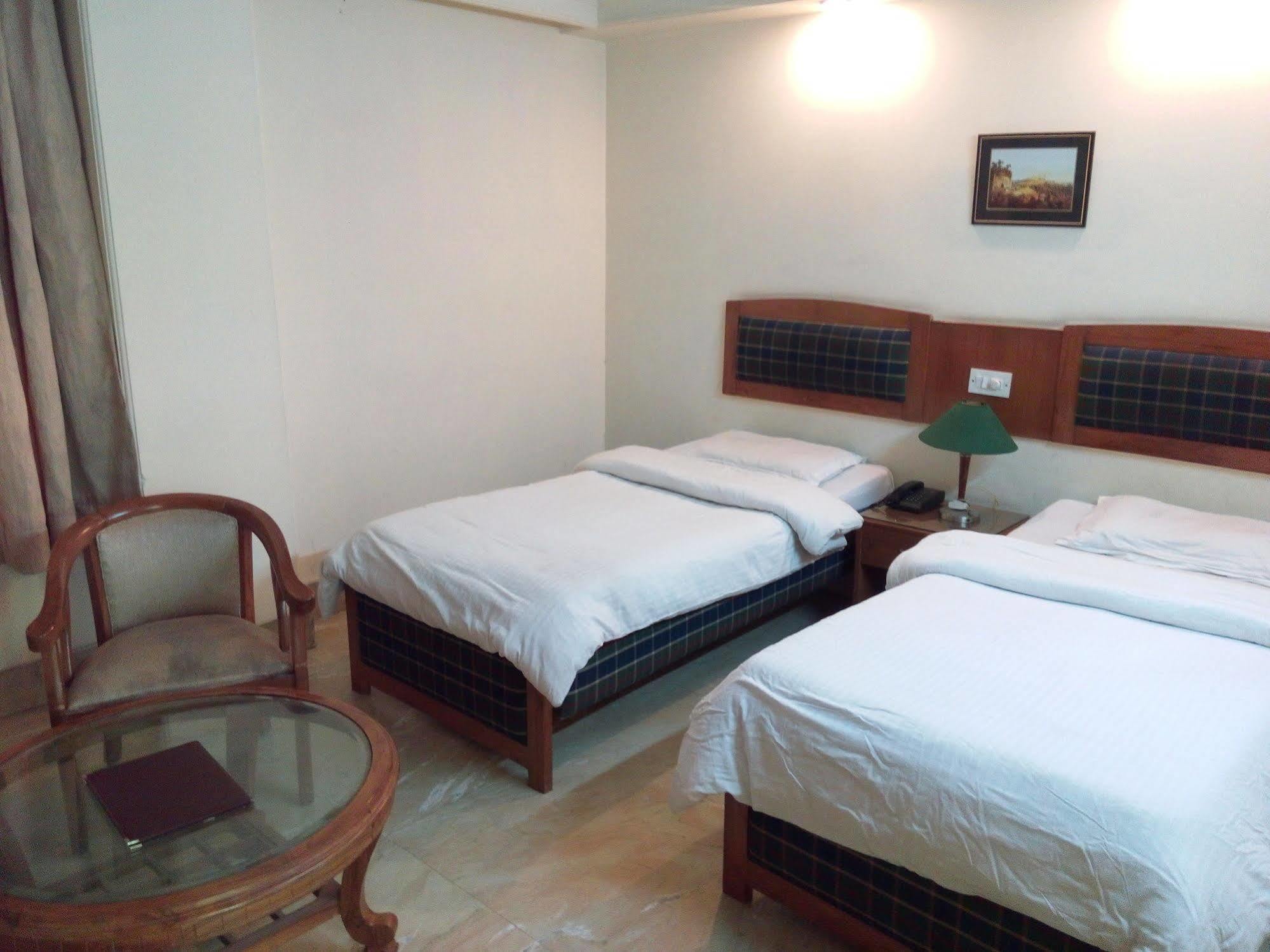 Hotel Queens Residency Gurgaon Extérieur photo